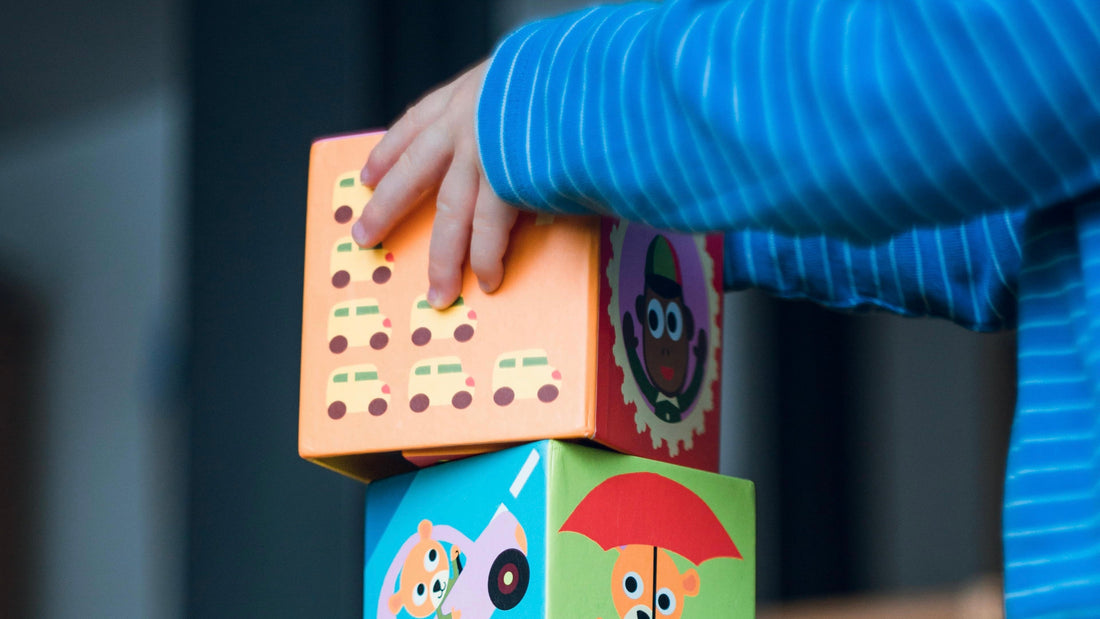 Busy board bébé pour développer la motricité fine et la coordination.