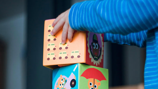 Busy board bébé pour développer la motricité fine et la coordination.