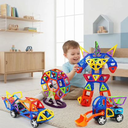 Un enfant joue avec des blocs  de construction Magnétique Jouet – Blocs Éducatifs STEM