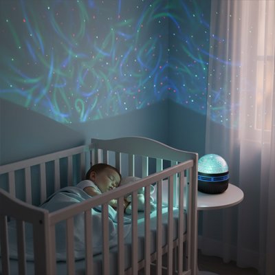 Le bébé s’endort tranquillement avec une veilleuse à projection dans sa chambre.