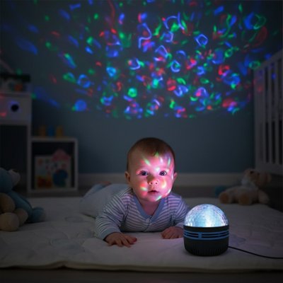 Dans sa chambre, bébé profite d’une veilleuse à projection relaxante.