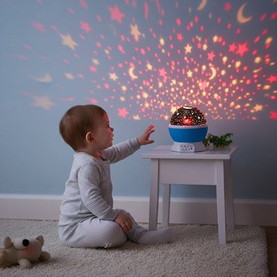 Un enfant contemple les jeux de lumière rouge et jaune diffusés par le projecteur.
