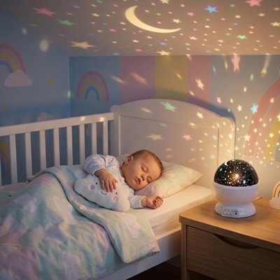 L’enfant dort, bercé par les lumières vert, bleu, rouges et jaunes projetées par le projecteur. 