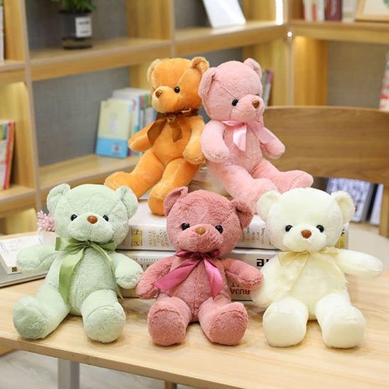 Ours en peluche tendre : compagnon câlin pour enfants et déco
